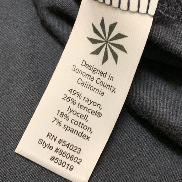 Womens Athleta V-Neck Performance Active Shortsleeve Shirt - Picture 6 of 6